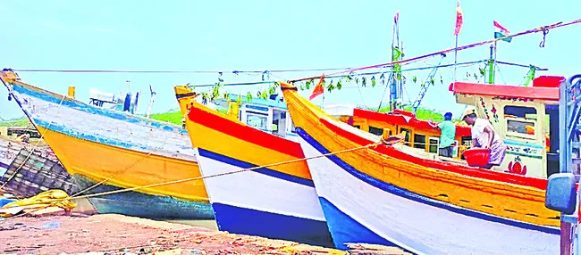 చేపల వేటకు వేళాయె!