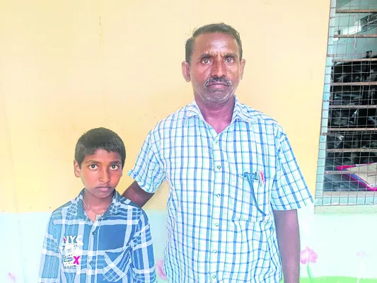 కుమారుడిని ప్రభుత్వ పాఠశాలలో చేర్పించిన ఉపాధ్యాయుడు