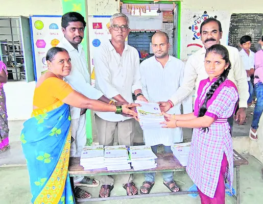 విద్యార్థులకు పుస్తకాల పంపిణీ 