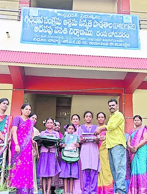 టీడీపీ కార్యకర్తతో ఎలా పుస్తకాలు పంపిణీ చేయిస్తారు?