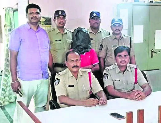 వివాహిత హత్య కేసులో వీడిన మిస్టరీ