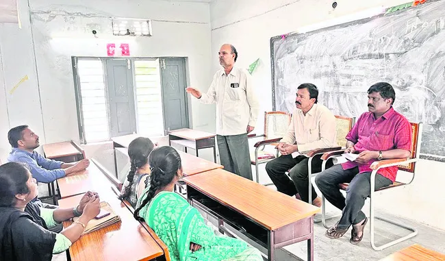 ప్రభుత్వ కళాశాలల్లో ప్రవేశాలు పెంచాలి
