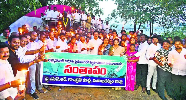 విమాన ప్రమాద మృతులకు వైఎస్సార్ సీపీ ఘన నివాళి