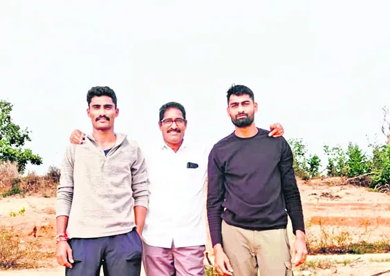 ‘ఖాకీ’లుగా పేద రైతు బిడ్డలు