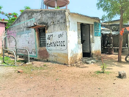 అద్దె భవనాలు.. అరకొర సిబ్బంది..