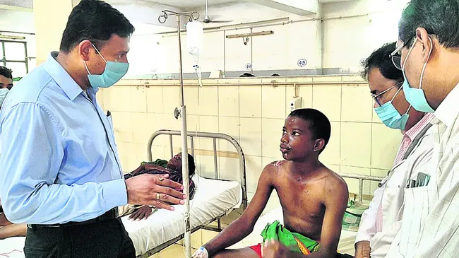 బాధితులకు కలెక్టర్ పరామర్శ