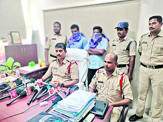 10 కిలోల గంజాయితో ఇద్దరు అరెస్టు