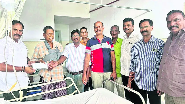 అనారోగ్యంతో చికిత్స పొందుతున్న హెచ్సీకి ఆర్థిక సాయం