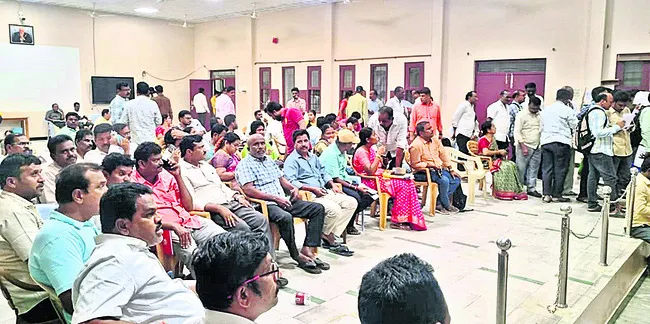 లేని ఖాళీ చూపించి.. వేదన మిగిల్చి 