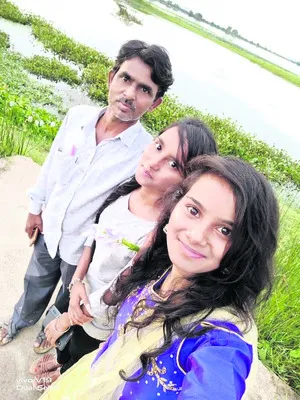 కష్టార్జితమంతా కూతుళ్ల చదువుకే..