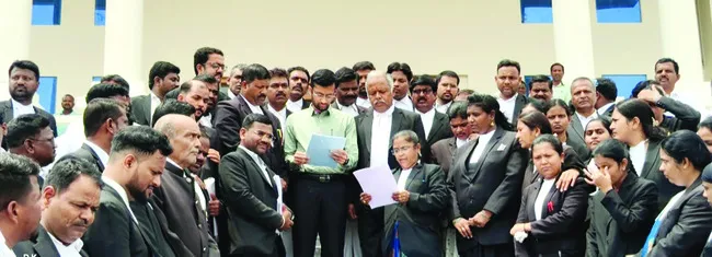 న్యాయవాదులకు బార్ పరీక్షలు రద్దు చేయాలి
