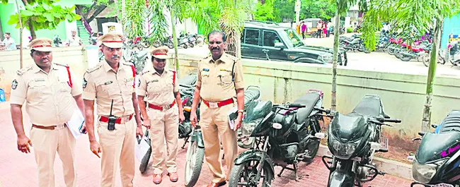 ద్విచక్ర వాహన దొంగల అరెస్ట్‌