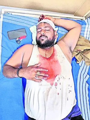 ఆటోడ్రైవర్‌పై గొడ్డలితో దాడి 