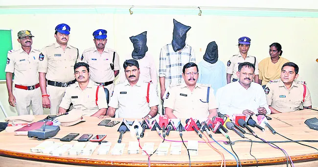 పోలీసులకు చిక్కిన డిజిటల్ కేటుగాళ్లు