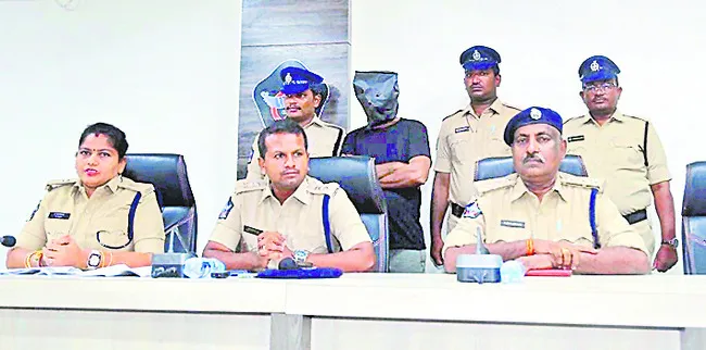 చైన్‌ స్నాచింగ్‌ కేసుల్లో పాత నేరస్తుడి అరెస్టు 