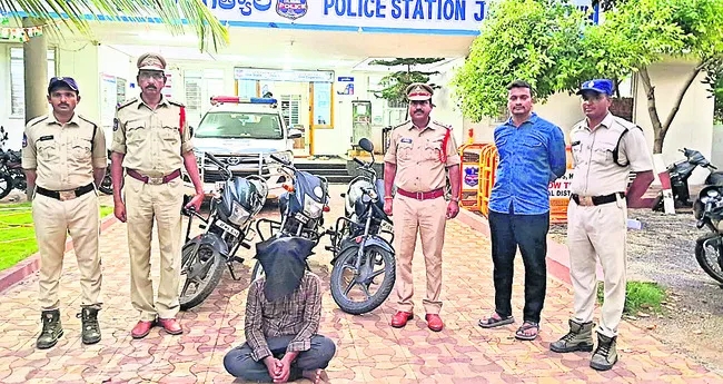 ద్విచక్ర వాహనాల దొంగ అరెస్ట్