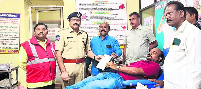 రక్తదానానికి ముందుకు రావాలి