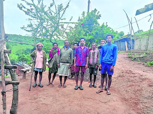 అక్షరజ్ఞానం కల్పించాలని గిరిజనుల వినతి 