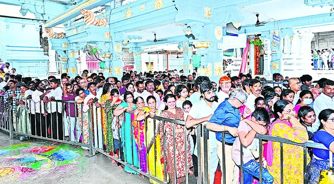 కాణిపాకం కిటకిట