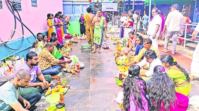 శనైశ్చరునికి ప్రత్యేక పూజలు