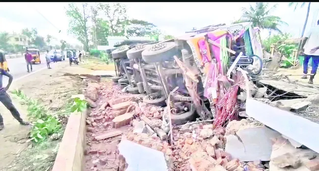 రామాలయంలోకి దూసుకెళ్లిన లారీ
