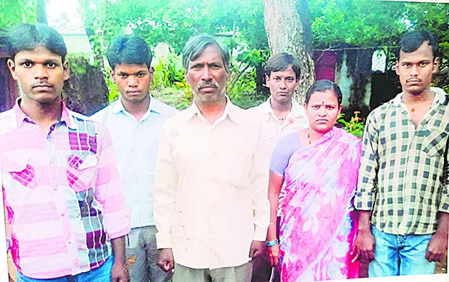 ● తండ్రి కష్టాలు చూస్తూ పెరిగాం