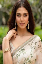 Mumbai Police Reacts To Malavika Mohanan Incident In Local Train2