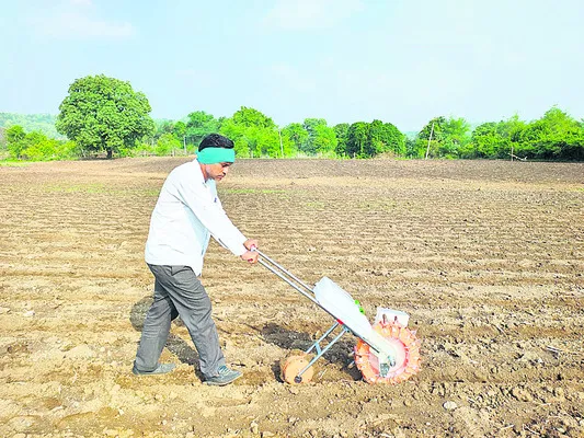 విత్తన యంత్రం వచ్చేసింది..!