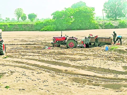 సర్కార్ రీచ్లో ఇసుక అక్రమ రవాణా