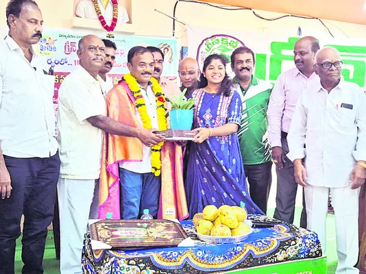 ప్రశ్నిస్తేనే అవినీతి తగ్గుముఖం 