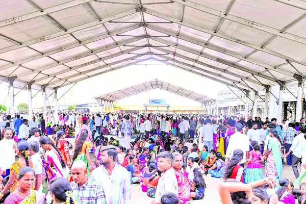 నృసింహుడి క్షేత్రంలో కోలాహలం