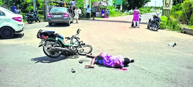 రోడ్డు ప్రమాదంలో ఇద్దరికి తీవ్రగాయాలు 