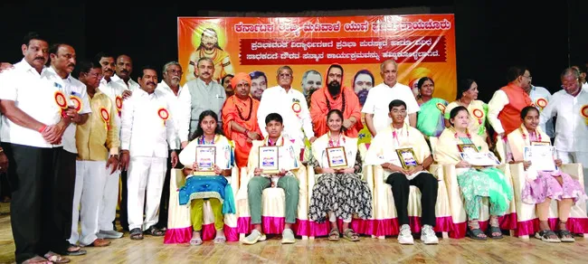 సమాజానికి నిస్వార్థంగా సేవలు అందించాలి