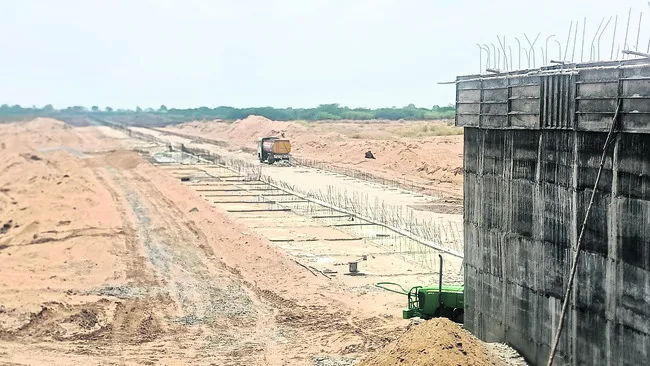 నిలిచిన చెక్డ్యాం పనులు
