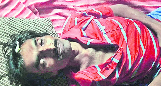 బలమైన వస్తువుతో కొట్టిన భార్య