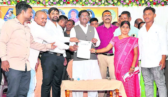లబ్ధిదారులకు ఇందిరమ్మ ఇళ్లు