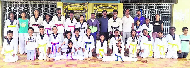 తైక్వాండోలో బ్లాక్ బెల్ట్ క్రీడాకారులకు అభినందనలు