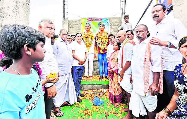 తండ్రీకొడుకుల విగ్రహాలు ఆవిష్కరణ