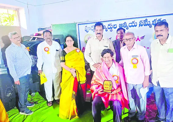 పోలిరెడ్డికి భారత్ విద్యా విభూషణ్ అవార్డు