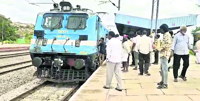మొరాయించిన తిరుపతి ప్యాసింజర్ రైలింజిన్