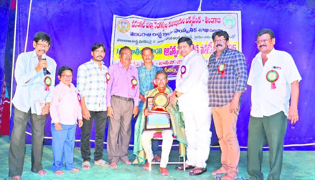 నాటక రంగాన్ని భావితరాలకు అందించాలి
