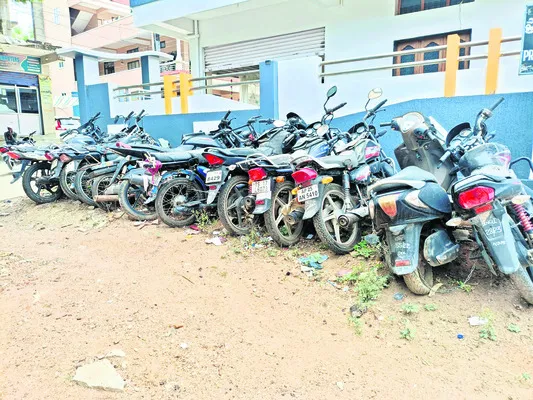 తుప్పు పడుతున్న వాహనాలు