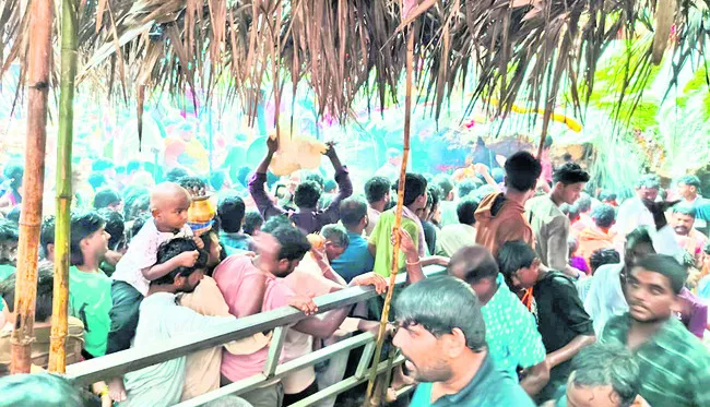 గుబ్బల మంగమ్మ గుడికి పోటెత్తిన భక్తులు 
