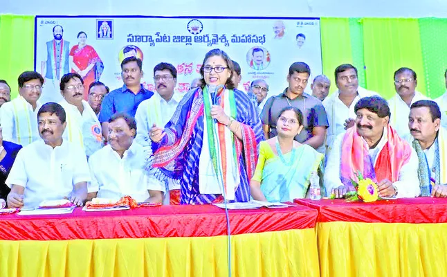 ఆర్యవైశ్యులు అన్ని రంగాల్లో రాణించాలి