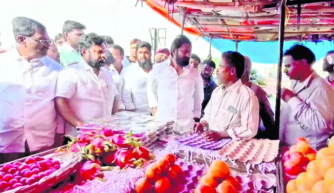 పండ్ల దుకాణాలు తొలగిస్తే ఊరుకోం