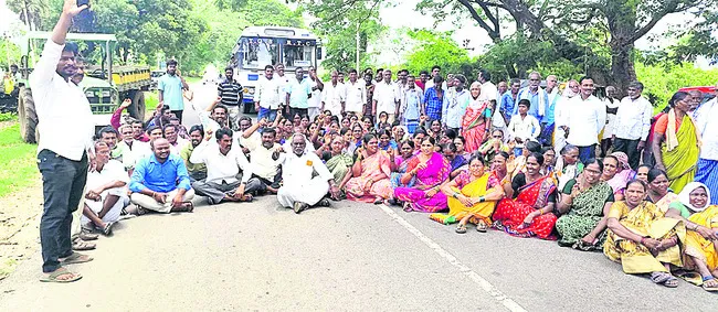 న్యాయం కోసం ఊరంతా ఏకమై..