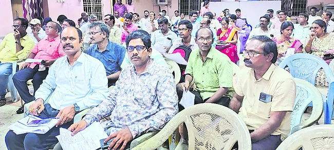 రత్నగిరికి పోటెత్తిన భక్తులు