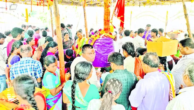 మేడారంలో భక్తుల సందడి