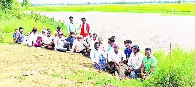 చెరువు ఆయకట్టు రైతుల నిరసన