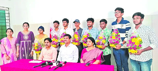 వేలివెన్ను శశి ర్యాంకర్లకు సత్కారం